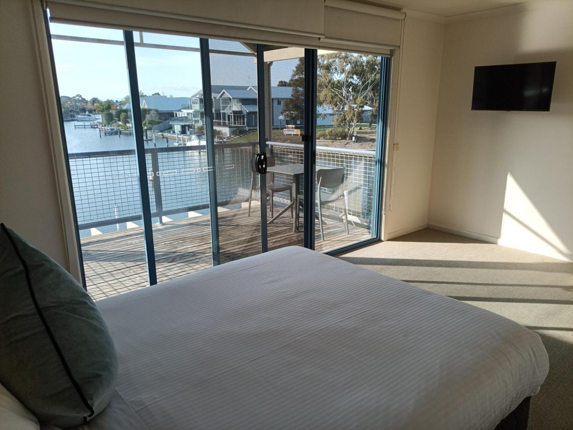 Captains Cove Resort - Waterfront Apartments 佩恩斯维尔 外观 照片