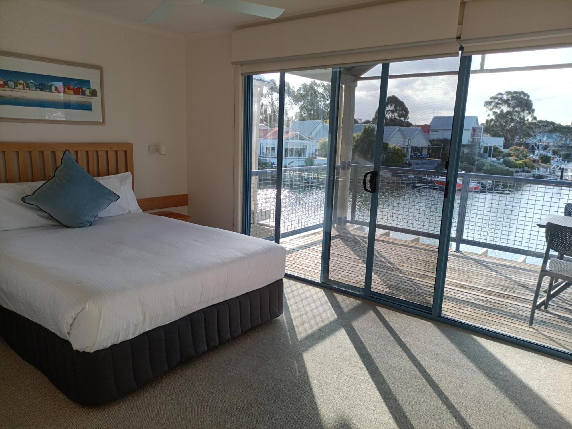 Captains Cove Resort - Waterfront Apartments 佩恩斯维尔 外观 照片